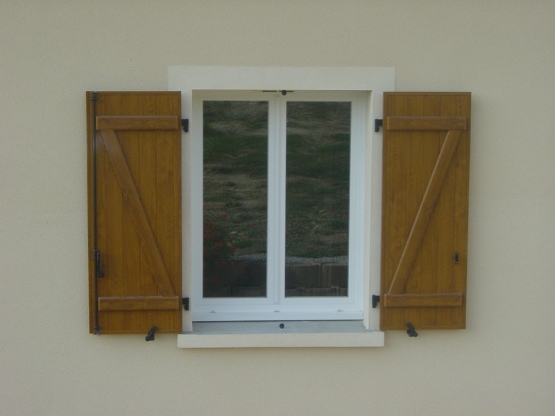 Fenêtre PVC avec volets battants